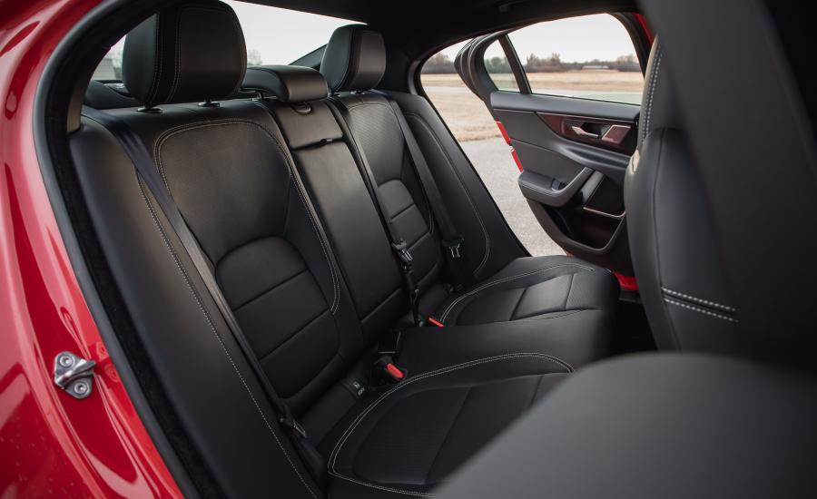  Jaguar XE P300 R-Dynamic 2019 года  (NA) (фото 28 из 40)